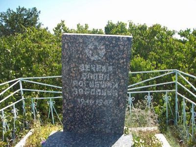 Братская могила советских воинов