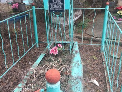 Две могилы героев гражданской войны Тишенко П.К., Острикова А.Н., Аксентюк Я.Н.