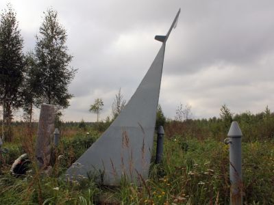 Памятник-обелиск на месте гибели Героя Советского Союза, летчика Севастьянова Алексея Тихоновича (1917-1942). Останки героя в 1971 г. перенесены в Ленинград, на Чесменское кладбище