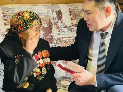 Ветеранам тыла Мегино-Кангаласского района Якутии вручили медали к 80-летию Победы