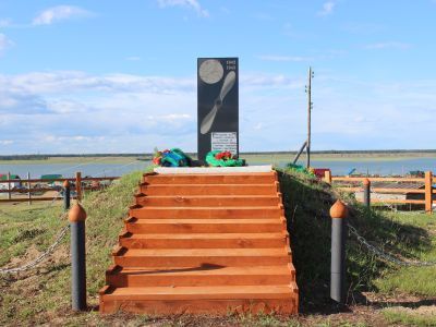 Памятник труженикам запасного военного аэродрома авиаперегоночной трассы «Аляска-Сибирь» в период Великой Отечественной войны 1941-1945 гг.