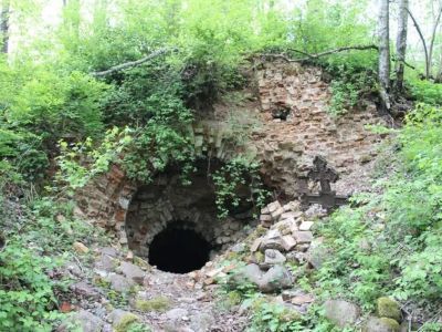 Достопримечательное место «Территория бывшего пещерного монастыря «Новые Печеры» - погост Посолодино на р. Черной"