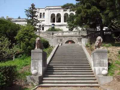 Львы венецианские в южной части парка напротив виллы (рядом с беседкой)