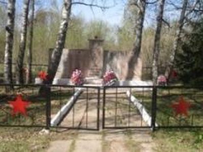 Братская могила воинов Советской Армии, погибших в 1944 г.