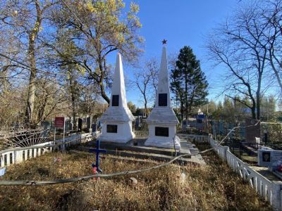 Братская могила советских воинов, погибших в боях с фашистскими захватчиками