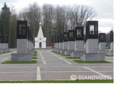 Братская могила 325 мирных жителей (стариков, женщин, детей), расстрелянных в 1941 г. немецко-фашистскими захватчиками