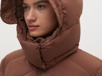 Стеганый пуховик с поясом и капюшоном