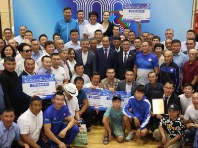Глава Якутии вручил по одному млн рублей спортивным федерациям республики