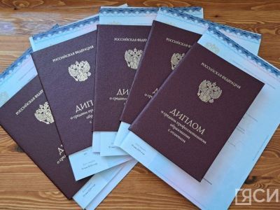 В Колледже инфраструктурных технологий СВФУ выпускники получили дипломы