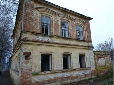 Двухэтажный кирпичный жилой дом с оградой и верандой