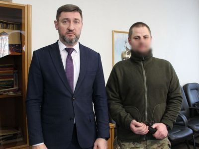 Военнослужащему вручили якутский нож