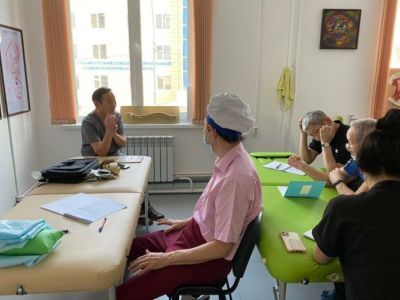 Врач высшей категории проводит для пожилых якутян лечебную физкультуру