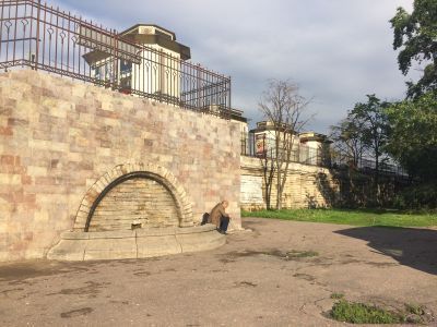 Подпорная стенка Императорской платформы с двумя лестницами и фонтаном