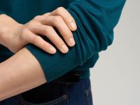 Легкий джемпер полуприлегающего кроя