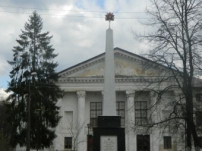 Братская могила советских воинов и партизан, погибших в боях с немецко-фашистскими  захватчиками