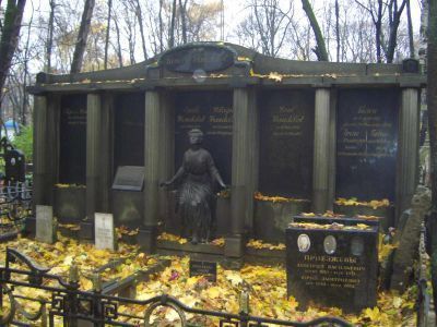 Надгробие на семейном участке Бодло (Бодело) На могилах: - Бодло Эмиля (1838-1916); - Бодло Пелагеи (1833-1913); - Бодло Ольги (ур.Прахиль) (1882-1910); - Бодло Поля (1870-1914); -Бодло Люсьена (1867-1909); -Бодло Ирен (1906-1913); -Бодло Татьяны (1911-19