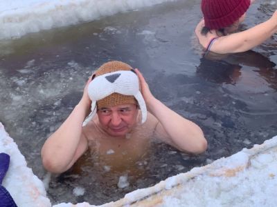 Видео: якутские моржи окунулись в прорубь в минус 55 градусов