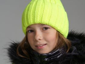 Шапка вязаная с отворотом для девочки