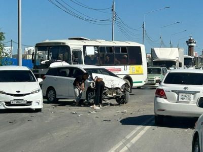 В Якутске маршрутный автобус попал в ДТП