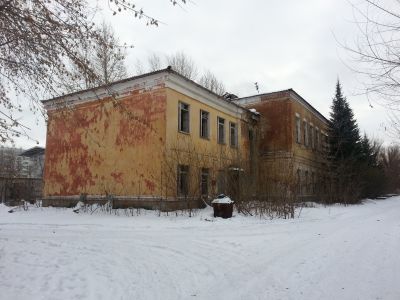 Двухэтажное здание бывшей казармы