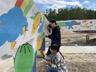 В Верхневилюйске дети расписали балки новой детской площадки на сваях
