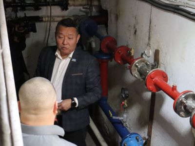 Вячеслав Емельянов проверил капремонт домов в Якутске