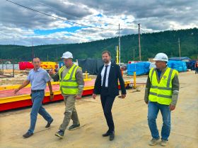 Паромную переправу запустили на стройке Ленского моста в Якутии