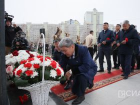 В Якутске ко Дню республики возложили цветы к памятнику Максиму Аммосову