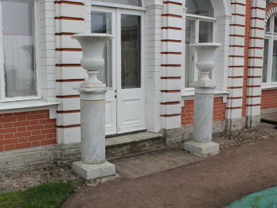 Вазы у Банного корпуса (две)