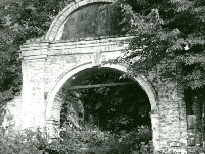 Ворота в ограде