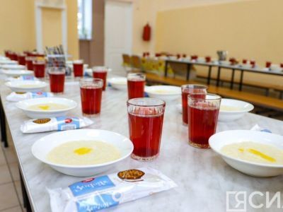 Обеспечение детей военнослужащих горячим питанием проверили в одной из школ Якутска