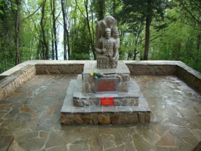 Братская могила 3 советских воинов, погибших в боях с фашистскими захватчиками