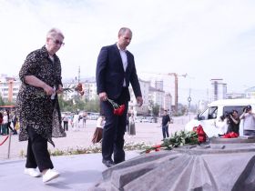 В День памяти и скорби в Якутске возложили цветы на площади Победы