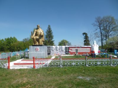 Братская могила советских воинов, погибших в боях с фашистскими захватчиками в 1943 году. Захоронено 97 человек, имена 36 человек установлены. Скульптура советского воина