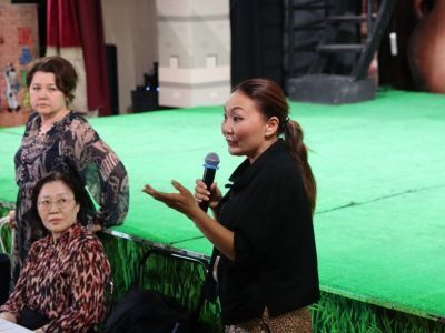 Замминистра культуры Якутии встретилась с труппой театра эстрады после требований уволить Чаранскую