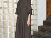 Приталенное платье длины миди