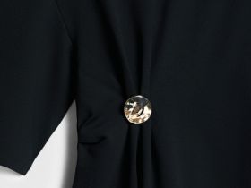 Футболка с брошью, Черный