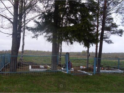 Братская могила воинов Советской Армии, погибших в боях с немецко-фашистскими захватчиками в период Великой Отечественной войны 1941-1945 гг.