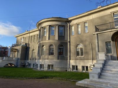 Жилой дом со службами