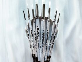 Кисть синтетика №1 круглая Roubloff "1Wt14" ручка фигурная пёстрая белая с черным кончиком, глянцева