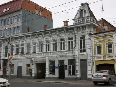 Усадьба Бузиных: жилой дом с торговыми помещениями по улице, жилой дом во дворе