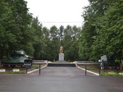 Мемориал воинам - можгинцам, погибшим на фронтах Великой Отечественной войны и умершим от ран в госпиталях г. Можги. Автор И.И.Смоленцев, М.В.Собина, И.Л.Рык, Б.Клейн, А.Клейн. 1965-1975 гг.