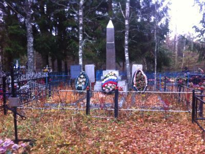 Братская могила воинов Советской Армии, погибших в 1941-1943 гг. в боях с немецко-фашистскими захватчиками. Установлен обелиск