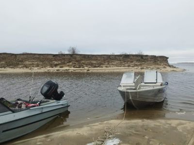 В Якутии спасли рыбаков, попавших на сломанной лодке в шторм
