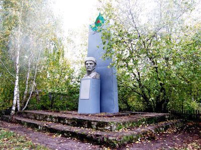 Памятник С.Л.Репинскому - комиссару батальона, погибшему в селе при борьбе с кулацким восстанием
