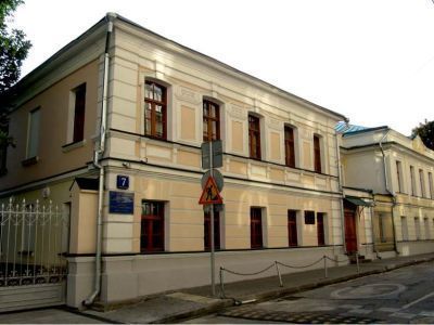 Дом, в котором в 1866 - 1889 гг. жил пианист и композитор С.И.Танеев; в 1870-1919 гг. здесь жил и работал юрист В.И.Танеев