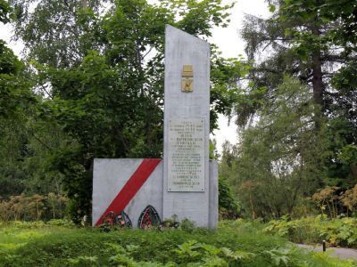 Памятник-стела на месте, где в 1941-44 гг. находился штаб 9-й партизанской бригады