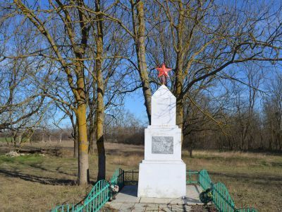 Братская могила 6 советских воинов, погибших в боях с фашистскими захватчиками