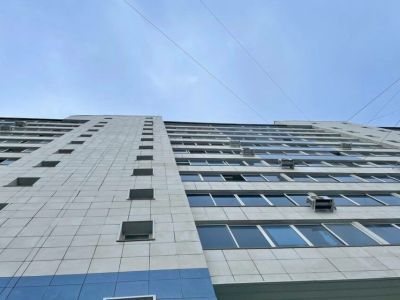 Выпавшего из окна 12 этажа ребенка поймал прохожий