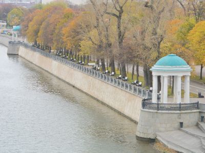 Две беседки-ротонды с ограждением набережной